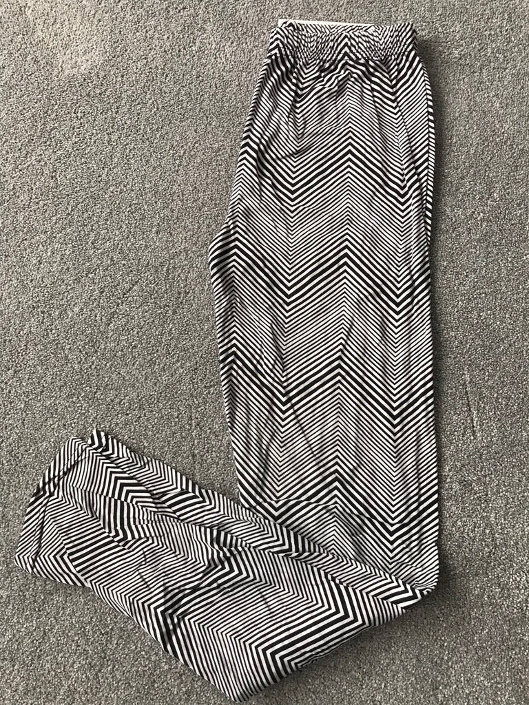 Skinny chevron stripe black and white leggings